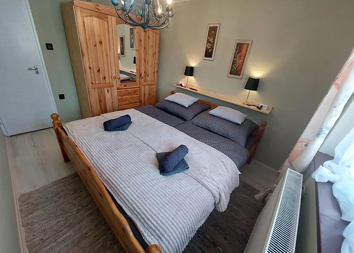 Trinity Vendeghaz * Abádszalók